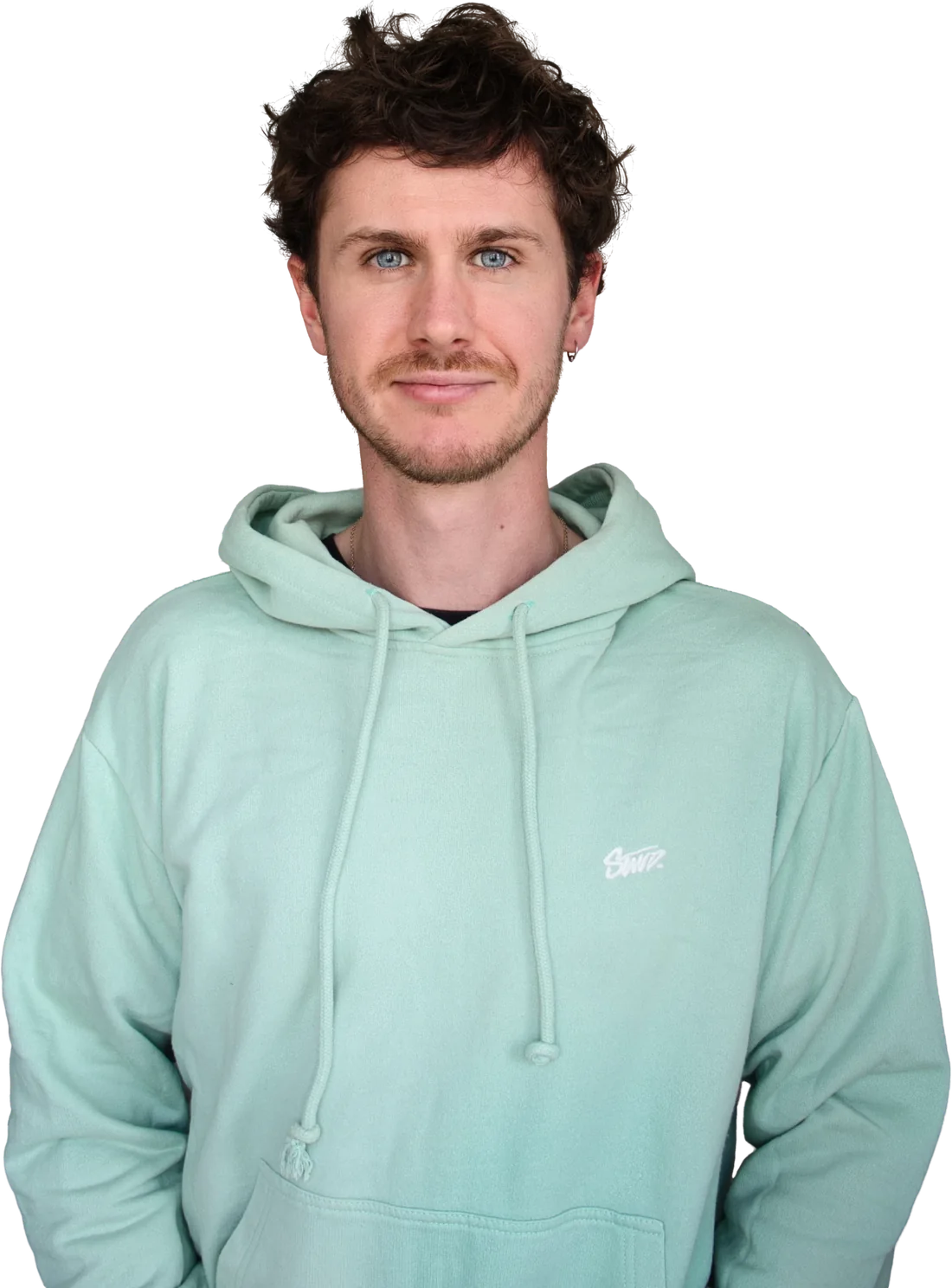Oscar Thiébaut, souriant, en sweat à capuche vert d’eau